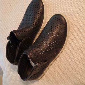 Ecco Soft7 Sneaker Women Size 9-9.5 Side Zip Perforated Black Leather Comfy Walk